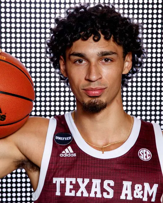 Andre Gordon holding basketball