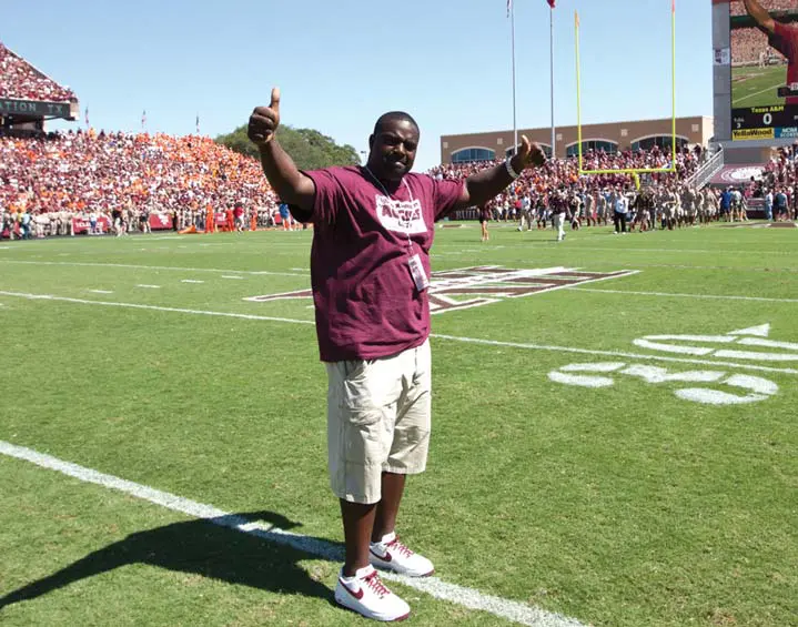 D'Andre Hardeman giving thumbs up on the field