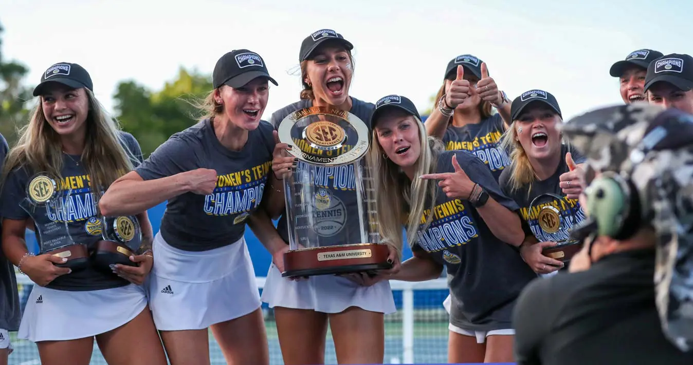 Women's tennis team holding an SEC trophy